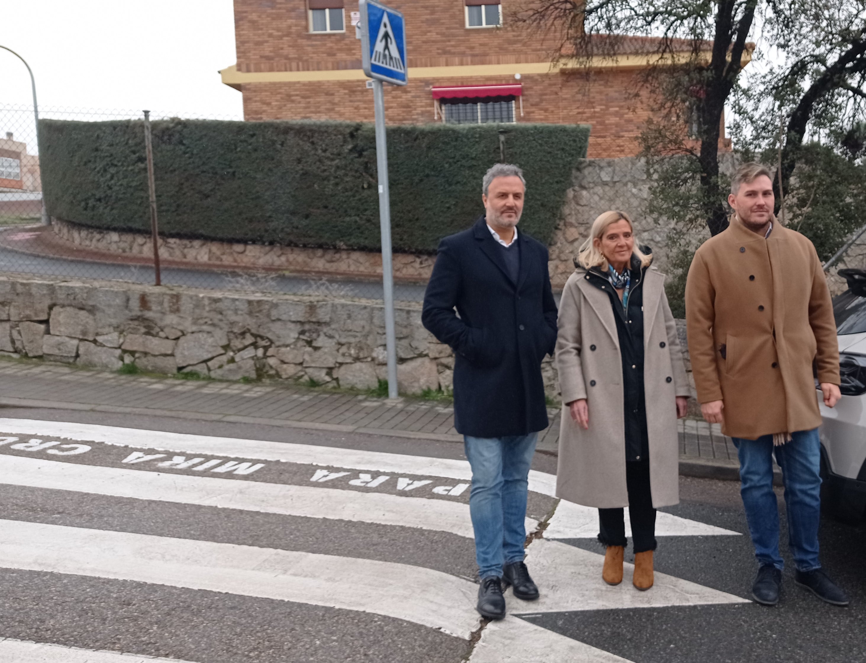 La alcaldesa de Collado Villalba, Mariola Vargas, junto al concejal de obras y servicios, Ramón Pavón, y el concejal de urbanismo, Adan Martínez