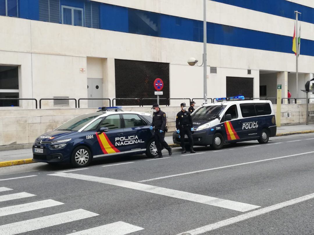 Agentes de Policía Nacional junto a un centro médico.