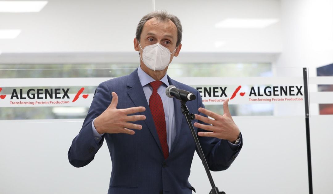 El ministro de Ciencia e Innovación, Pedro Duque, interviene durante la visita a las instalaciones de una nueva factoría de la empresa ALGENEX dedicada a la producción de vacunas.