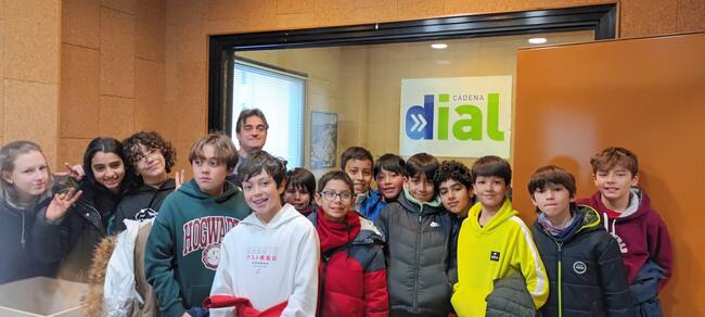 Los alumnos, guiados por el periodista y locutor Paco Auñón, han conocido la radio por dentro.