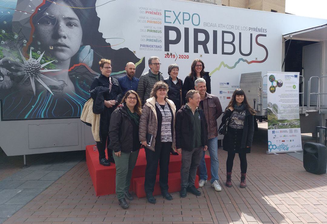 Responsables municipales y del Gobierno foral, en la presentación del Piribus en el Paseo del Queiles de Tudela