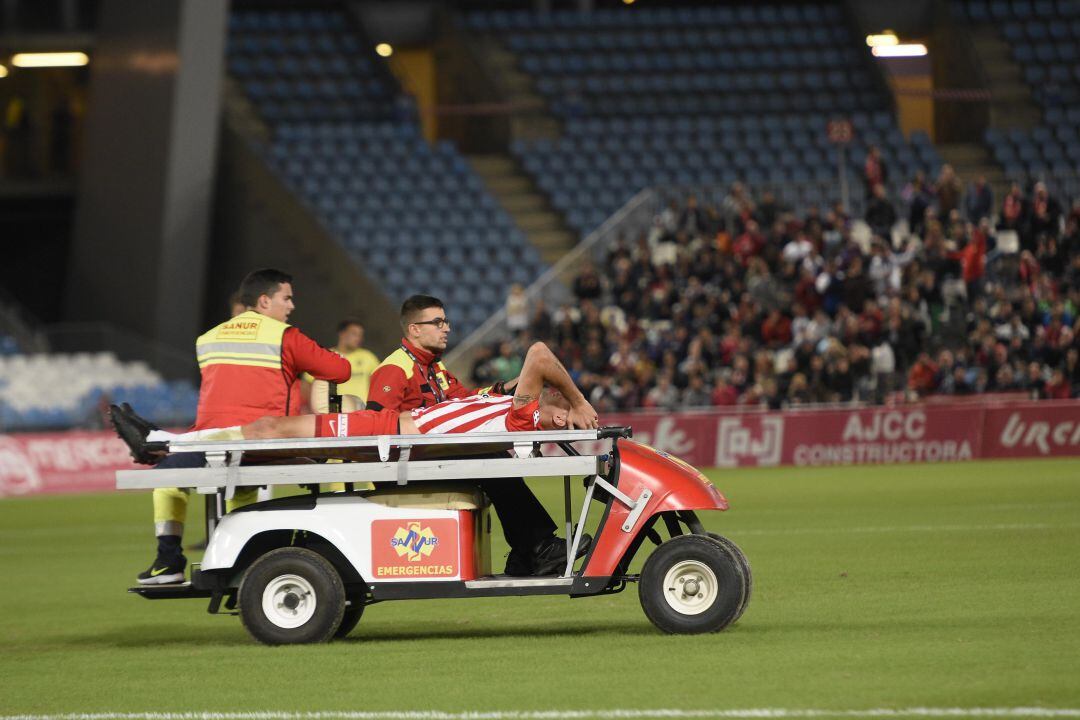 Caballero abandonó el campo en camilla.