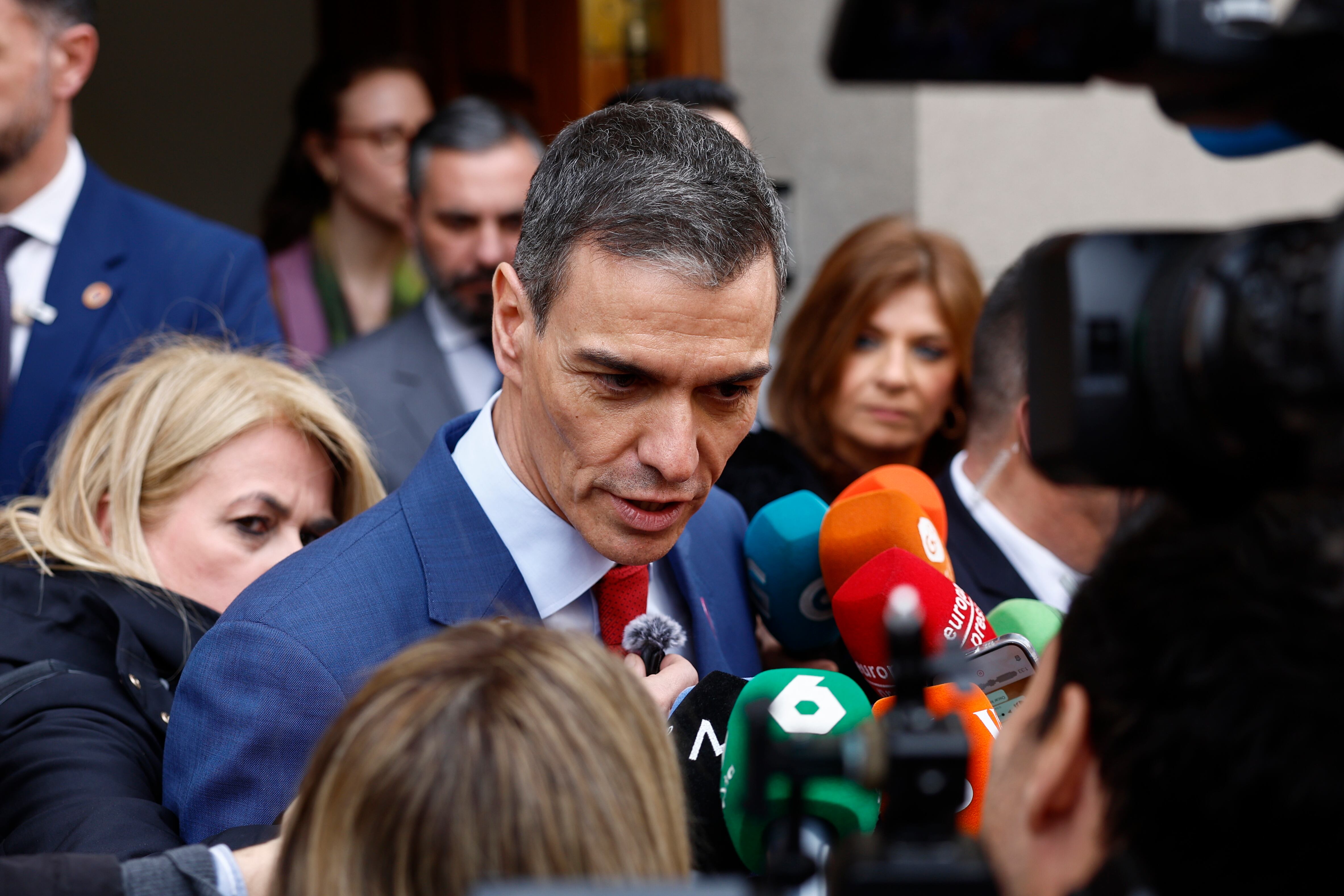 El presidente del Gobierno Pedro Sánchez a su llegada a la capilla ardiente del periodista Fernando Ónega