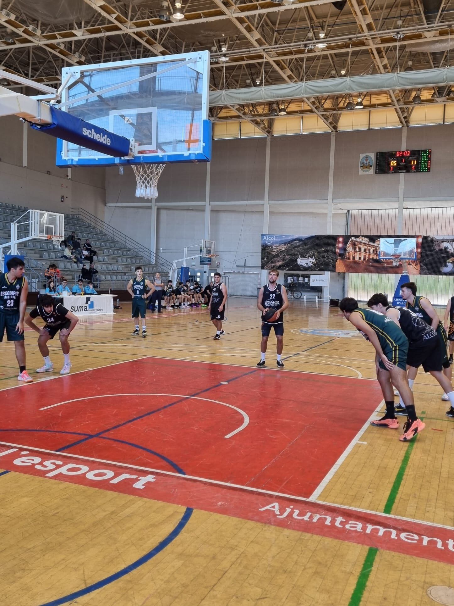 Álex López lanzando tiros libres