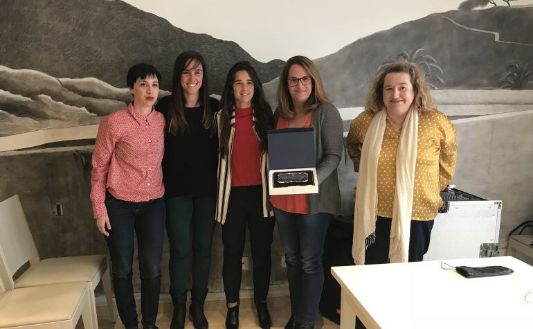 La secretaria general del partido, Susana Mora, entrega el premio