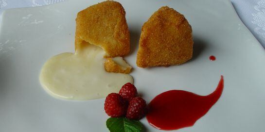 Torta del Casar frita con sirope de frambuesa