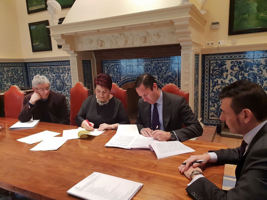 Firma del nuevo contrato entre el Ayuntamiento y el Grupo Avanza