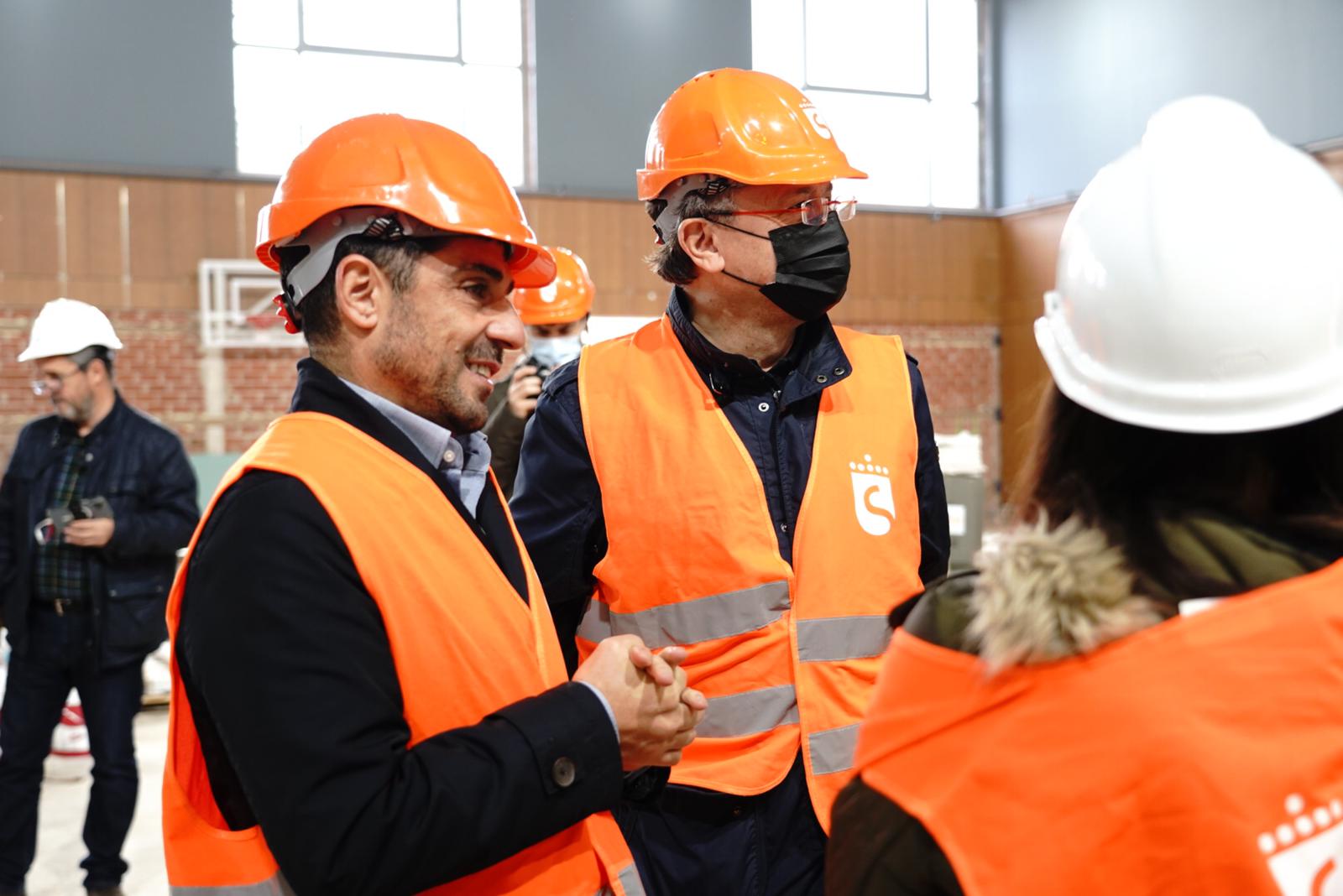 El gobierno municipal de Sanse visita las obras del pabellón y pistas deportivas del colegio Buero Vallejo