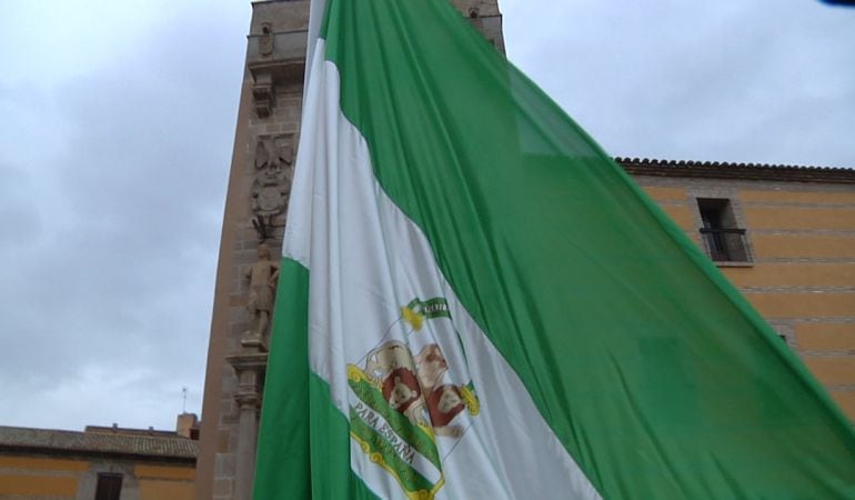 Bandera de Andalucía en el patio exterior de Don Gome