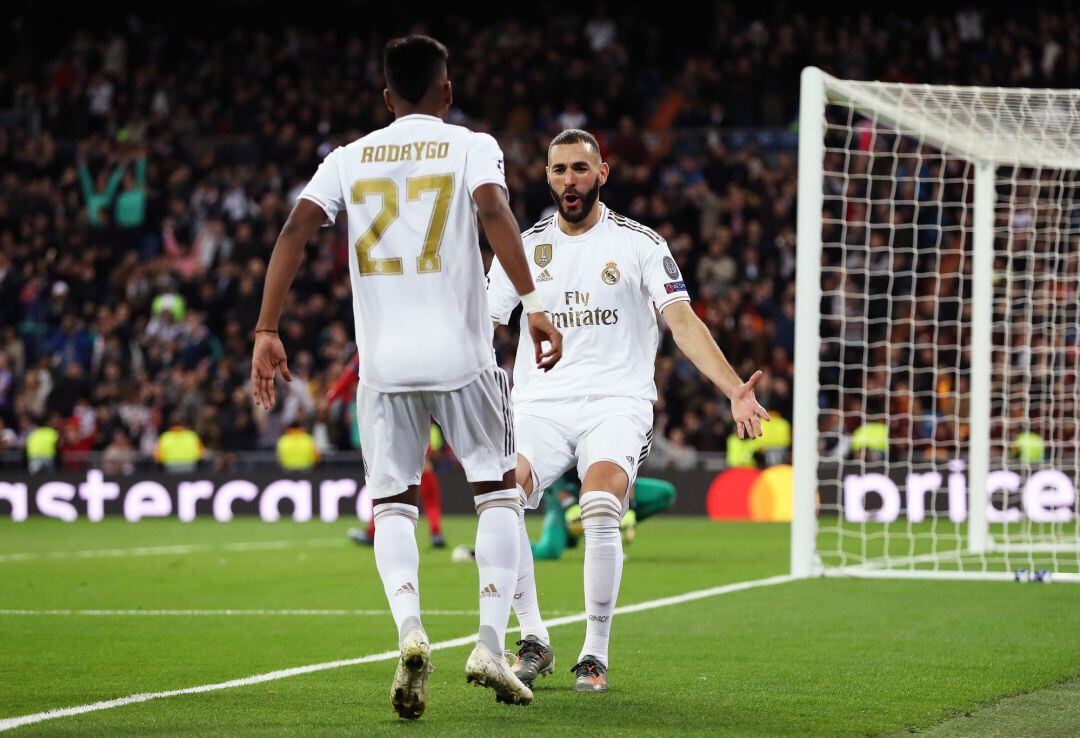 Benzema celebra con Rodrygo el gol ante el Galatasaray.