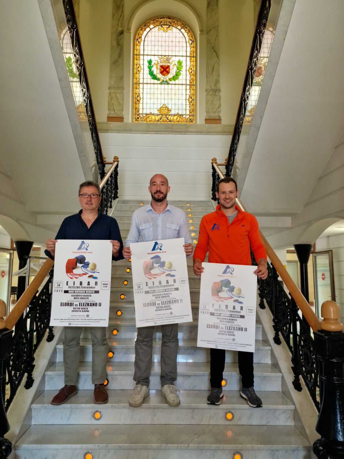 Presentación del torneo. De izquierda a derecha: Iñaxio Errandonea, director comercial de ASPE; Jon Iraola, alcade de Eibar y Aitor Elordi, campeón Manomista y participante en el torneo