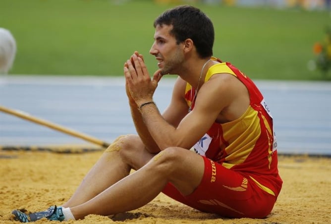 El español Eusebio Cáceres durante su participación en la final de salto de longitud de los Mundiales de Atletismo Moscú 2013 que tienen lugar en el estadio Luzhniki de la capital rusa