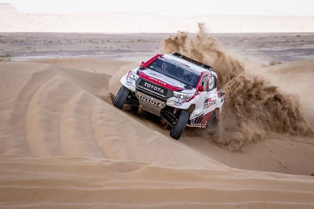 Fernando Alonso y Marc Coma, en el Toyota Hilux.