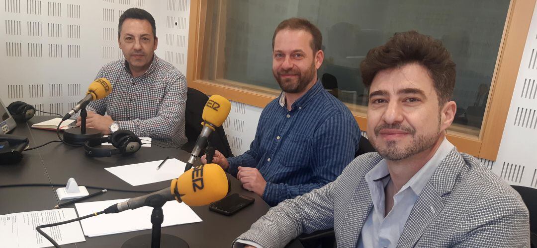 De izquierda a derecha, José Manuel Egea, portavoz de Ciudadanos en Leganés, Fran Muñoz, portavoz de Leganemos y candidato a la alcaldía por esta formación, y Rubén Bejarano, portavoz de IUCM en Leganés.