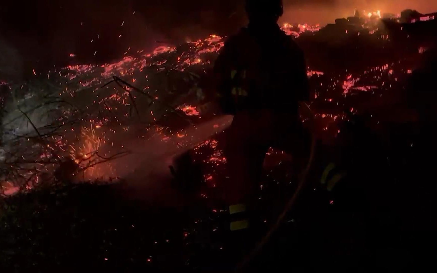 YERES (LEÓN), 13/08/2025.- Captura de video facilitado por la UME que muestra las llamas en el incendio declarado en Yeres. Hasta ocho espacios naturales de Castilla y León se ven afectados en estos momentos por los graves incendios forestales que desde la pasada semana arrasan centenares de hectáreas de terreno en las provincias de León, Zamora y Palencia, y que ayer causó la muerte de un bombero voluntario en León, varios heridos, el desalojo de miles de vecinos y el corte de decenas de carreteras. EFE/ Ume SOLO USO EDITORIAL/SOLO DISPONIBLE PARA ILUSTRAR LA NOTICIA QUE ACOMPAÑA (CRÉDITO OBLIGATORIO)
