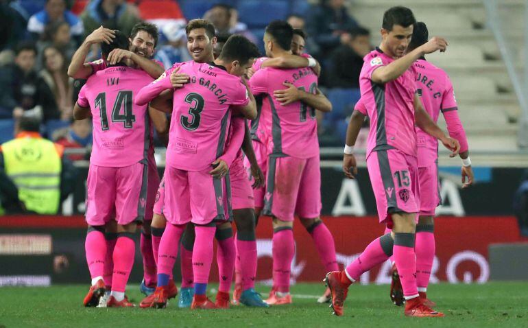 Los jugadores del Levante celebran el segundo gol del equipo ante el RCD Espanyol, en partido de ida de octavos de final de la Copa del Rey 