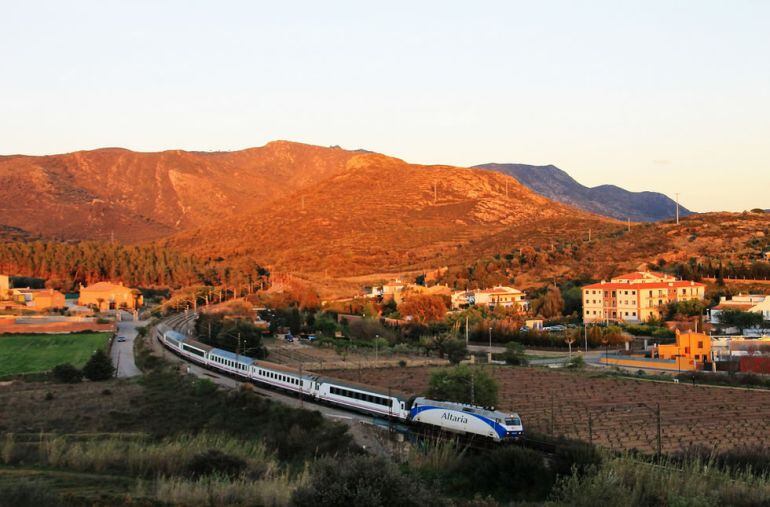 Una locomotora de Altaria remolcando el Estrella Costa Brava, a su paso por Vilajuïga en dirección Madrid