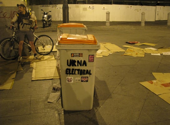 &#039;Urna electoral&#039; en la Puerta del Sol de Madrid, junto a la acampada en la Puerta del Sol de Madrid, minutos antes de ser desalojada por la Policia