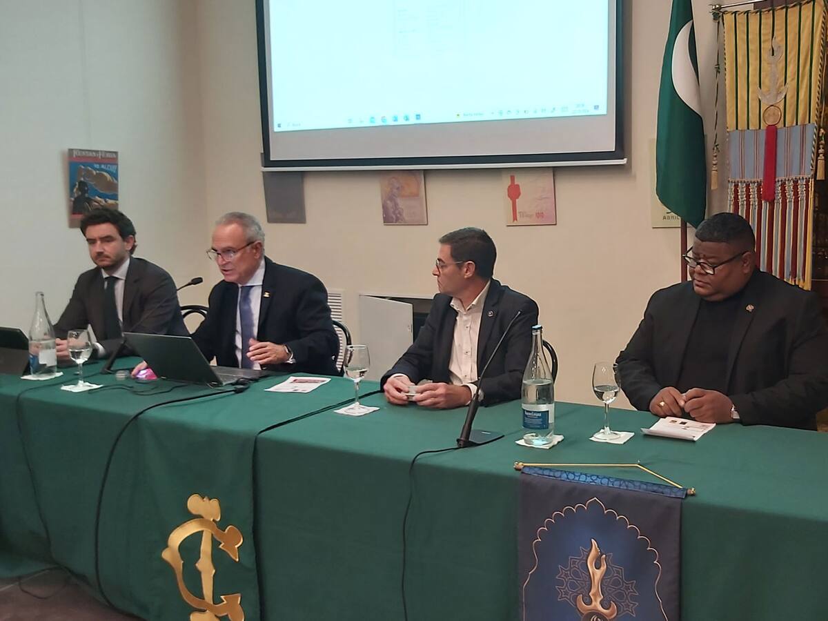 Indalecio Carbonell, capitán moro de la Filà Abencerrajes, presenta las revistas de Fiestas de 1876 a 1936 y su digitalización