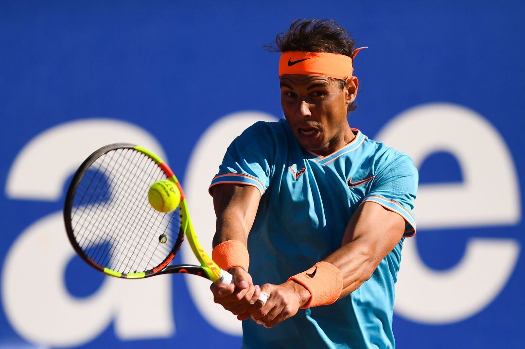 Rafael Nadal golpea de revés en su partido ante Leonardo Mayer.