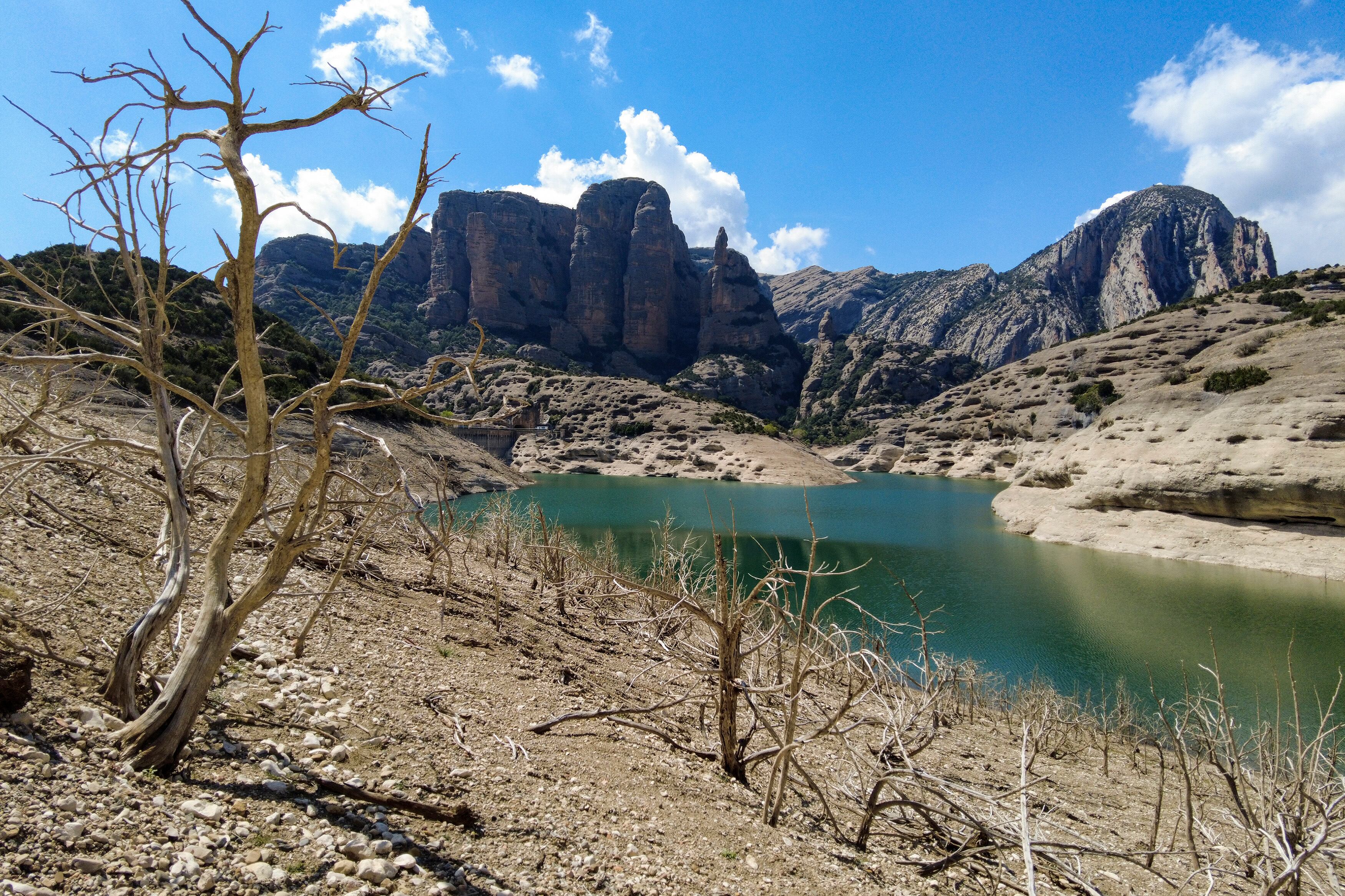 HUESCA, 30/07/2023.- Vista del pantano de Vadiello en la provincia de Huesca, este domingo. El embalse, que es la principal fuente de abastecimiento de la capital oscense, se encuentra al 26 % de su capacidad. EFE/ Javier Blasco
