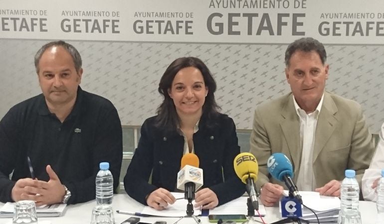 Sara Hernández junto a Javier Santos y Herminio Vico