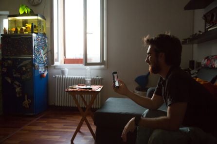 De fondo, busque una estantería llena de libros, una minicadena o una pared con algún cuadro