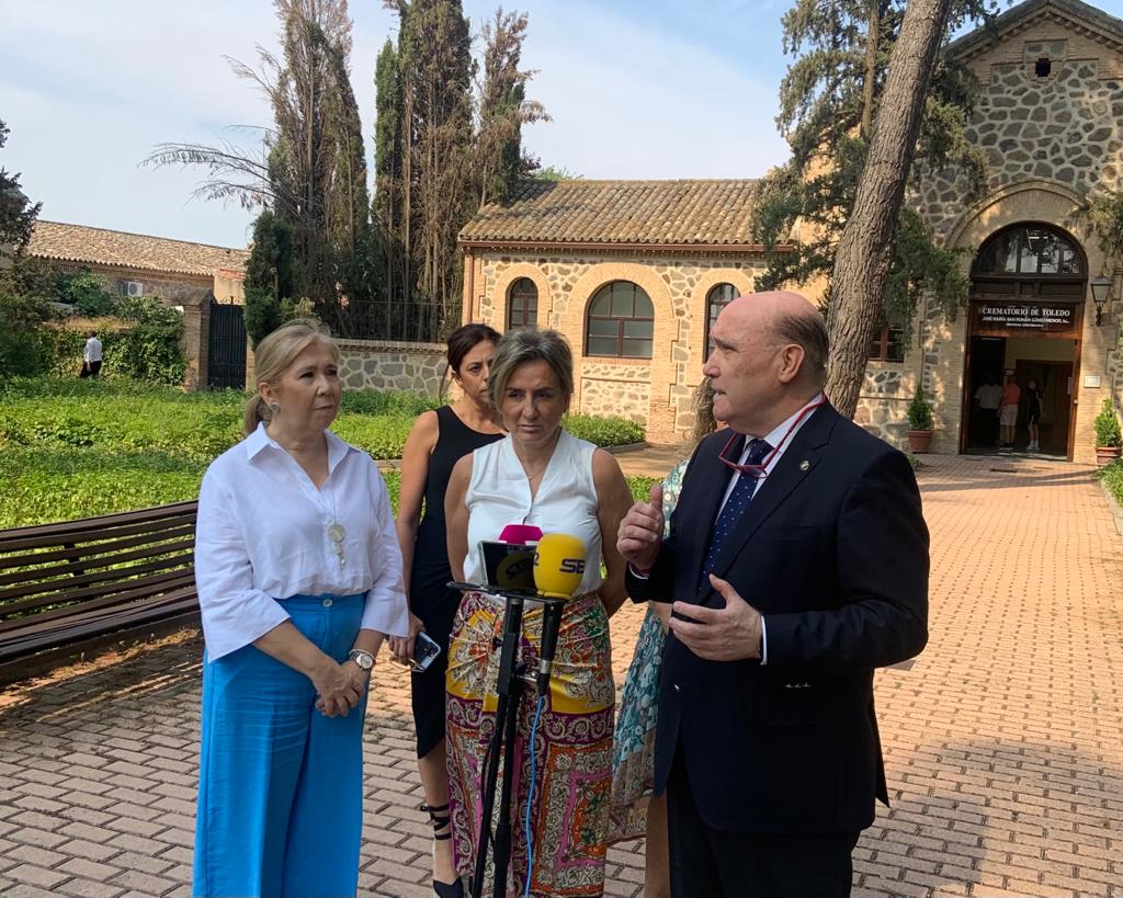 José María San Román y Milagros Tolón presentando las nuevas ampliaciones del cementerio