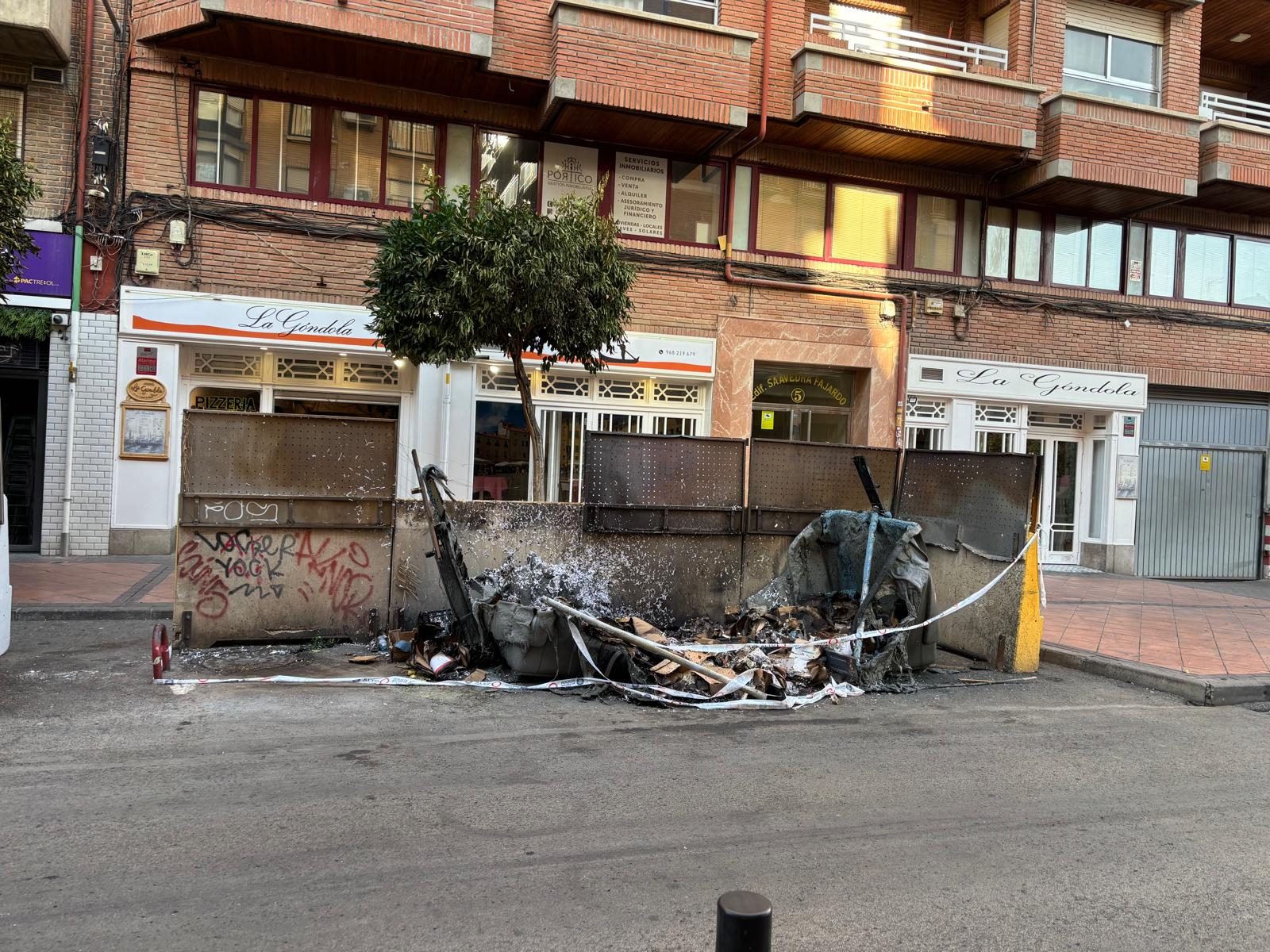 Contenedores quemados en la calle Saavedra Fajardo en Murcia