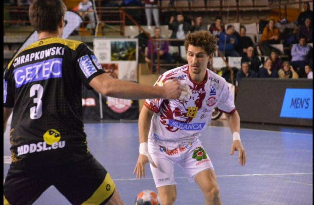 Acacio, en un lance del Ademar-Magdeburgo