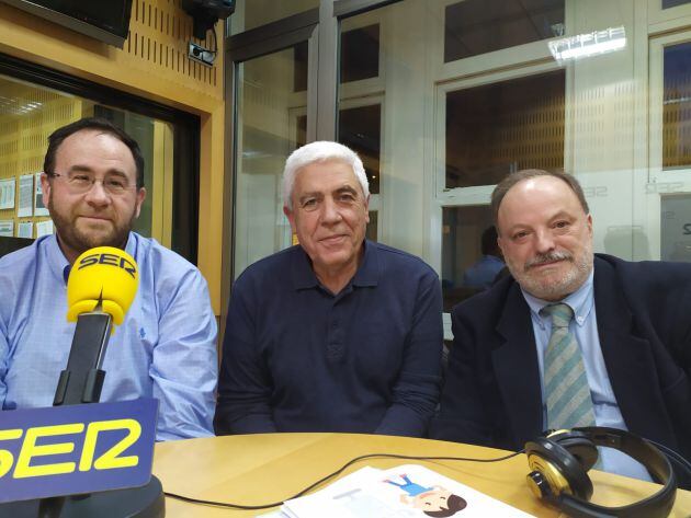 Jaime Pérez, jefe de servicio de Salud Pública de Lorca y experto en vacunas; el Dr. José Martínez y José Carlos Vicente, director general de Salud Pública y Adicciones