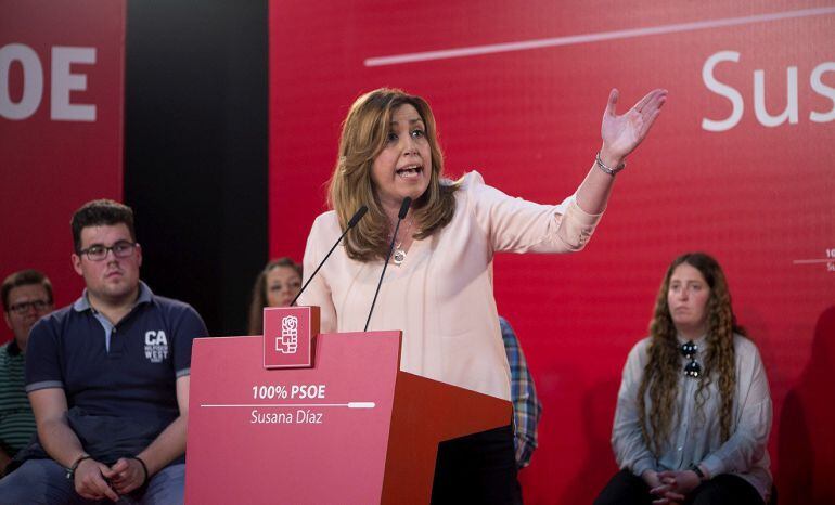 La candidata a la Secretaría General del PSOE, Susana Díaz, pronuncia su discurso durante un acto político 