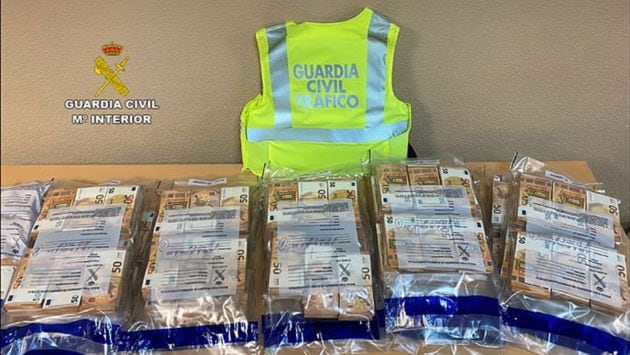 Dinero encontrado en el registro de la furgoneta por la Guardia Civil