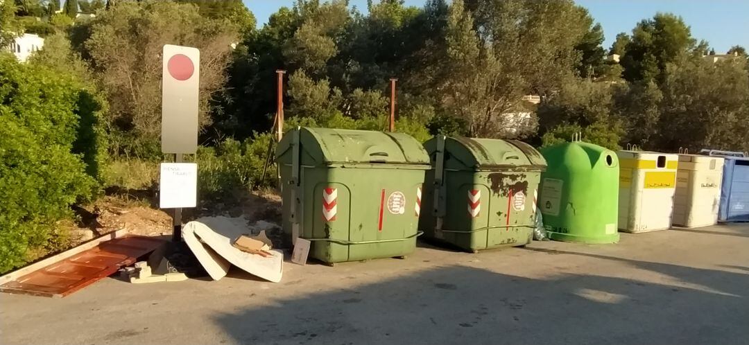 Punto de contenedores en el Camí Vell Alt de Dénia a Xàbia