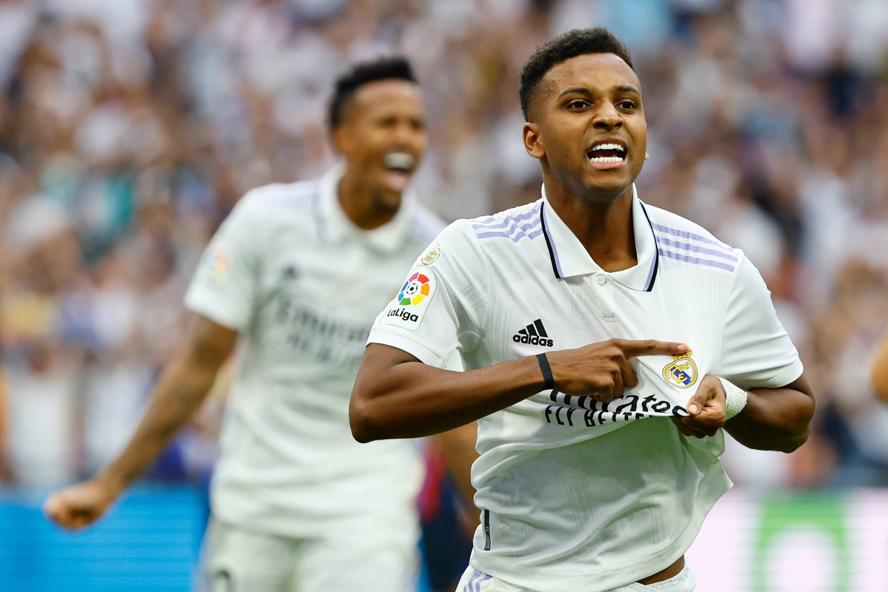 El delantero del Real Madrid Rodrygo Goes celebra uno de sus goles frente al FC Barcelona en el Clásico de la primera vuelta. EFE/ Sergio Pérez