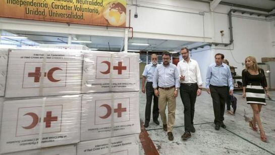 Javier Maroto, durante la visita al Centro Logístico de Ayuda Humanitaria de Cruz Roja en Canarias