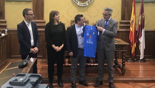 Recibimiento del alcalde de Valdepeñas, Jesús Martín, en el salón de plenos