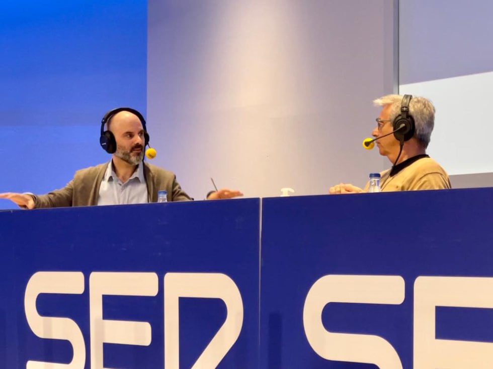 José Carlos Ruiz, doctor en Filosofía, profesor de la Universidad de Córdoba (izquierda) y Carles Francino, director de &#039;La Ventana&#039; (derecha)