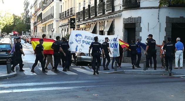 La Policía dispersa a varias personas con una pancarta contra Trapero