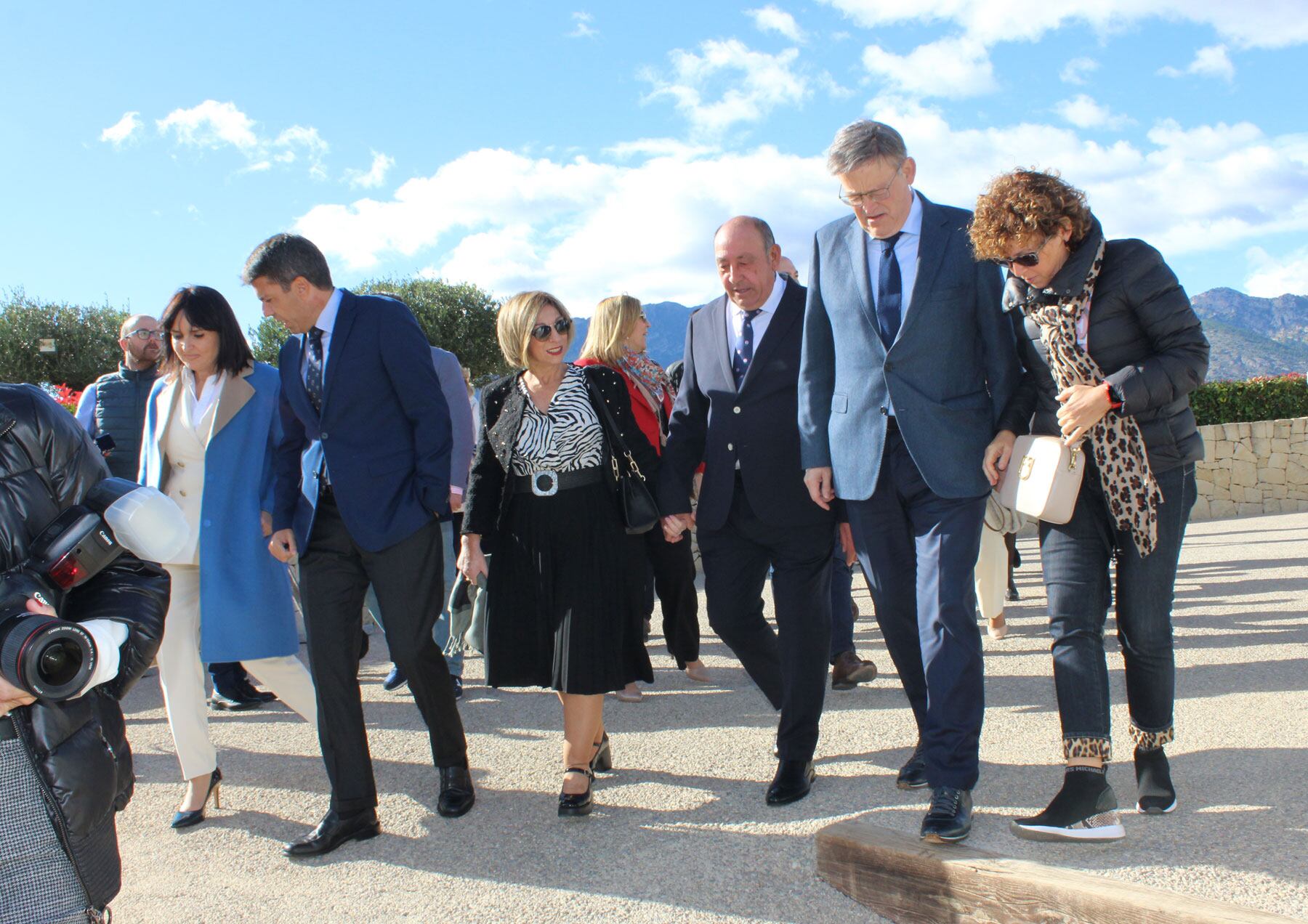 La comitiva de les principals autoritats amb l'homenatjat i la seua dona