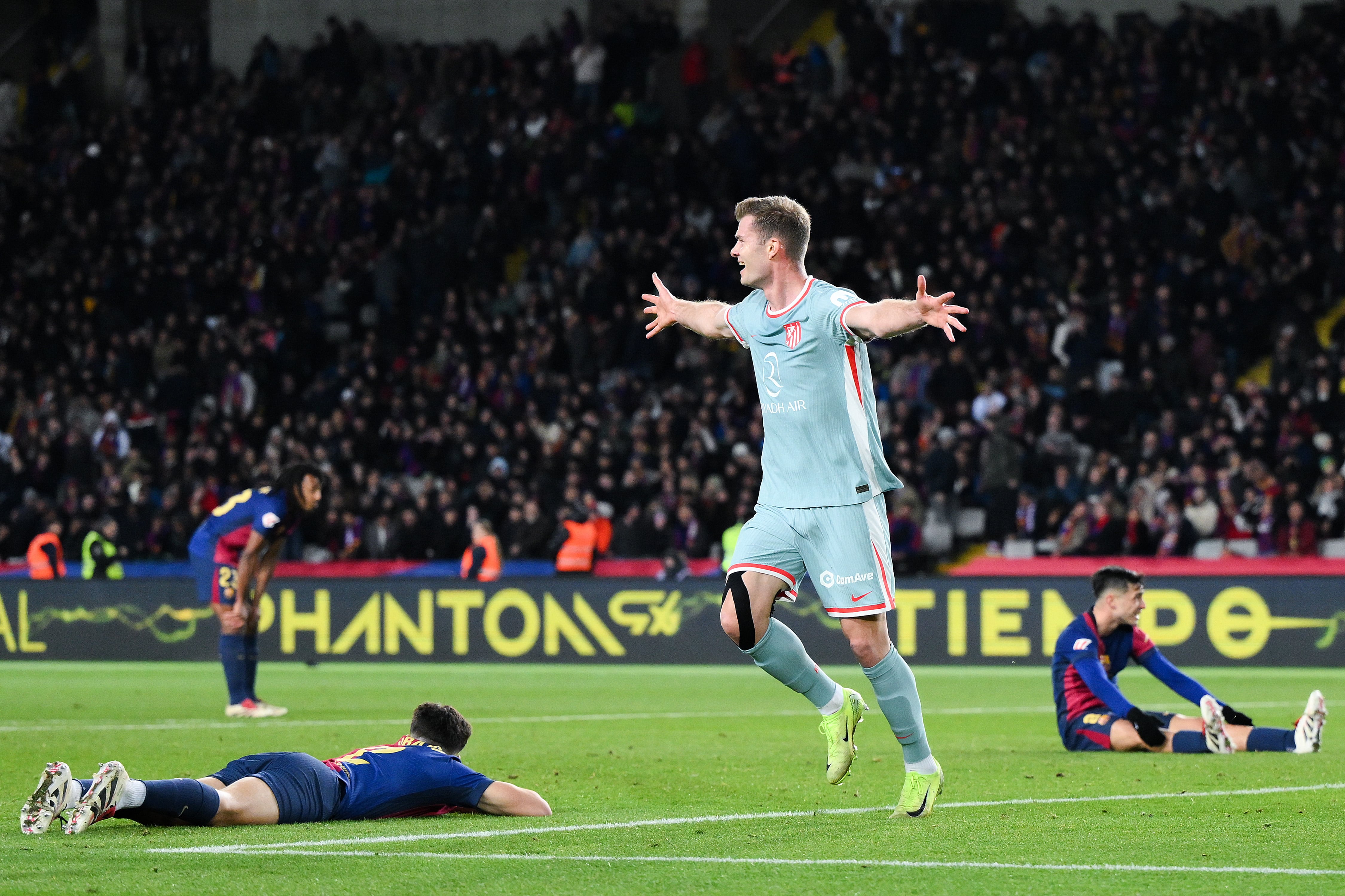 Alexander Sorloth celebra un gol suyo en el FC Barcelona-Atlético de Madrid de LaLiga disputado en Montjuic