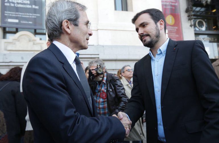 Alberto Garzón transmite al embajador de Francia su solidarias y sus condolencias. 