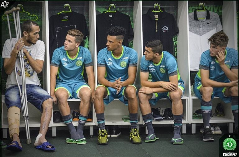 Helio Neto, uno de los superviviente, charla con los chicos del filiar que suben a la primera plantilla