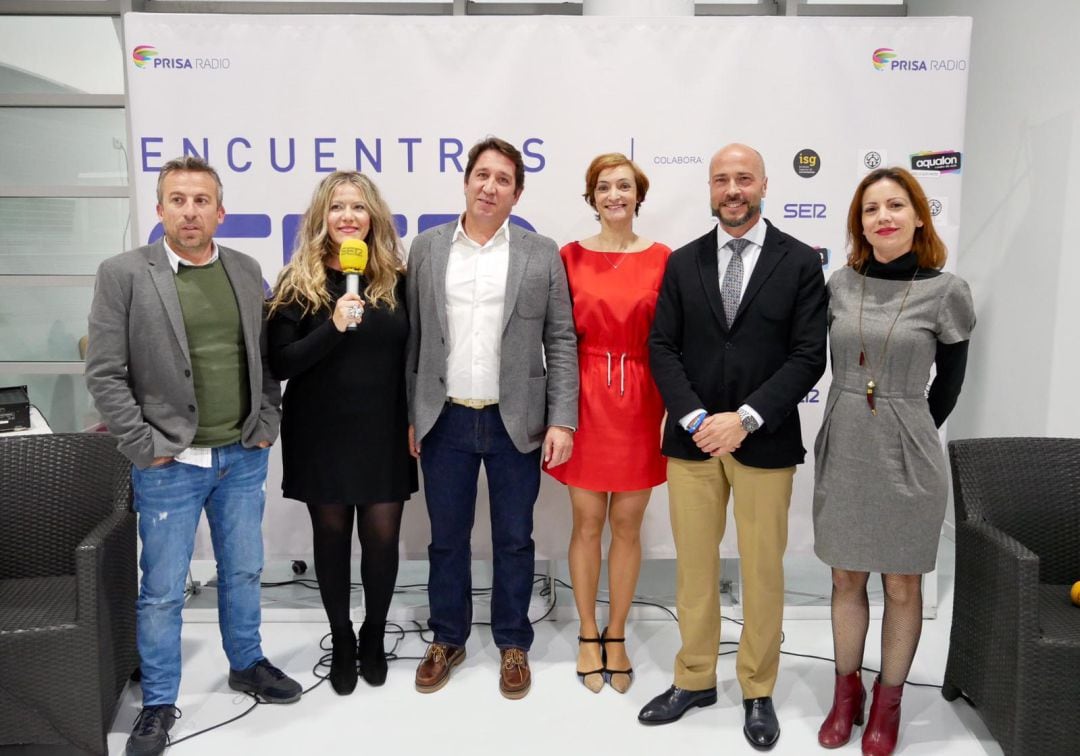 De izquierda a derecha: los periodistas Santiago González y Ana Gil, Ruperto Gallardo candidato a la alcaldia de Huelva por &quot;Creo en Huelva&quot;, la redactora jefa Lucía Vallellano, Rafael Gavilán candidato a la alcaldia de Huelva por &quot;Mesa de la Ría&quot; y la periodista Carmen Márquez