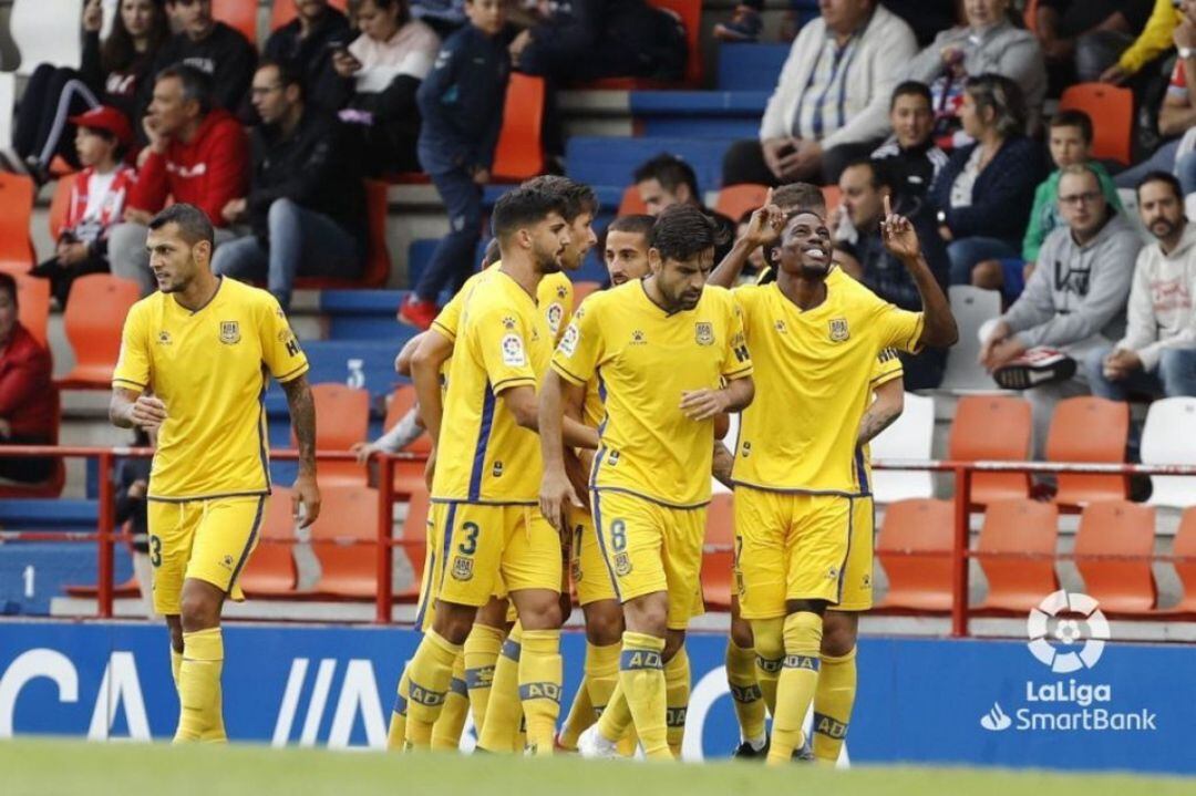 La plantilla del Alcorcón celebra uno de sus goles al Lugo en el Anxo Carro (2-4)