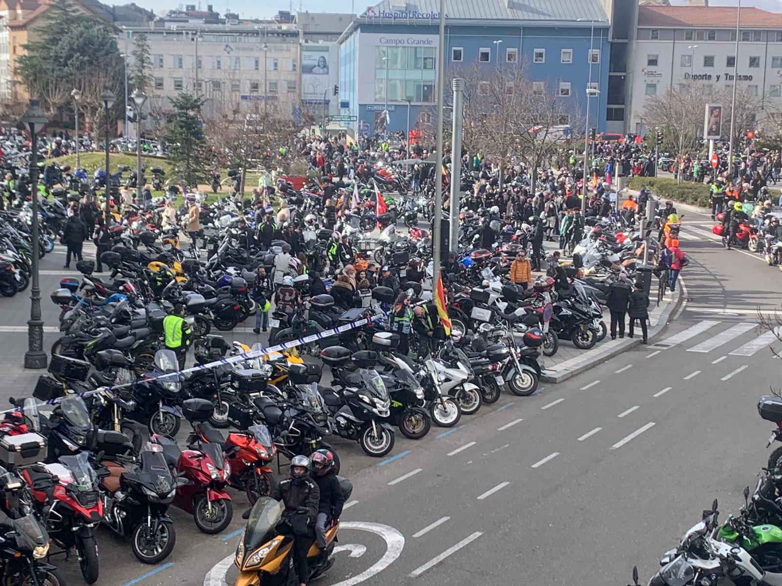 Algunas de las motos participantes en el desfile de banderas