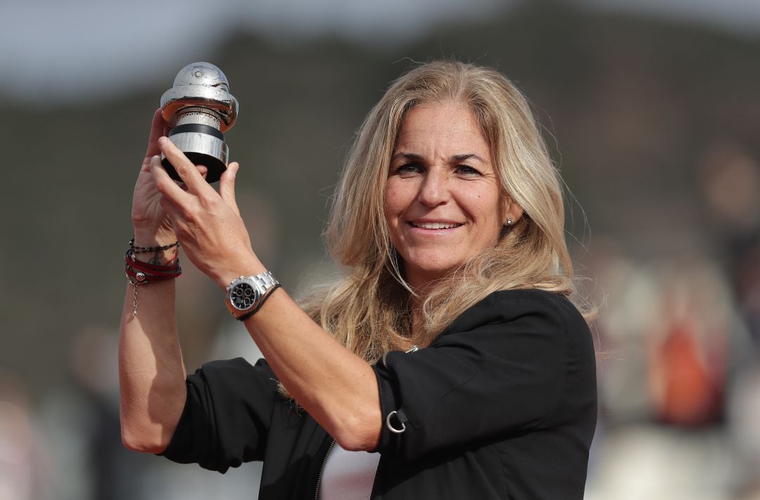 Arantxa Sánchez Vicario recogiendo un premio