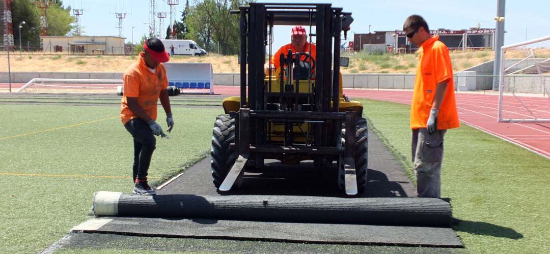 Los trabajos han comenzado con el levantamiento del equipamiento deportivo