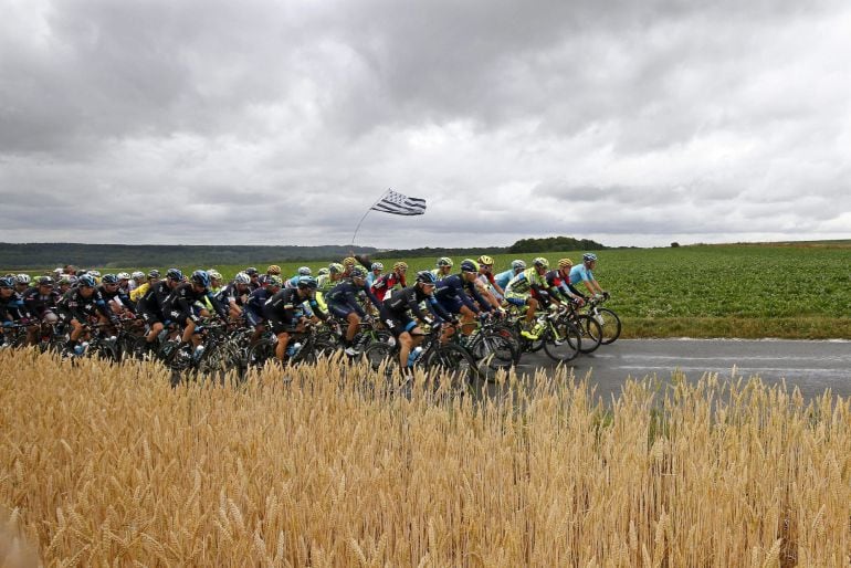 El pelotón rueda durante la quinta etapa de la 102ª edición del Tour de Francia, una carrera de de 189.5km entre Arras y Amiens en Francia, hoy, lunes 8 de julio de 2015