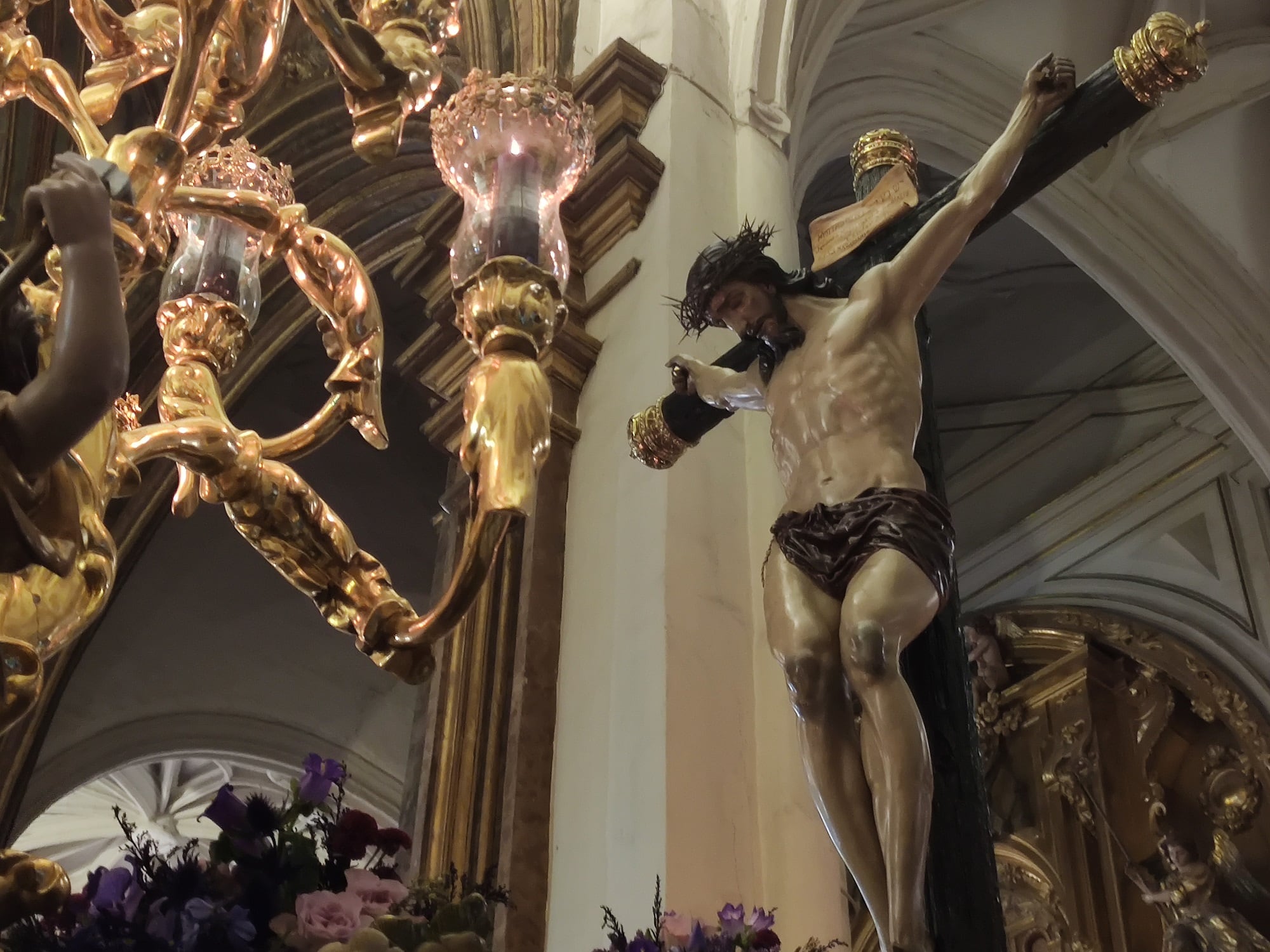 Cristo de la Vera Cruz de Jaén, en su paso barroco dorado a la espera de la salida procesional.